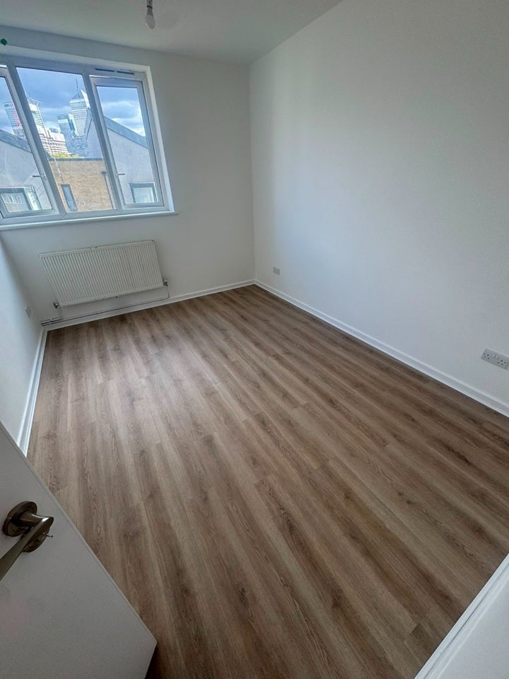 Flat Dod Street in Greater London