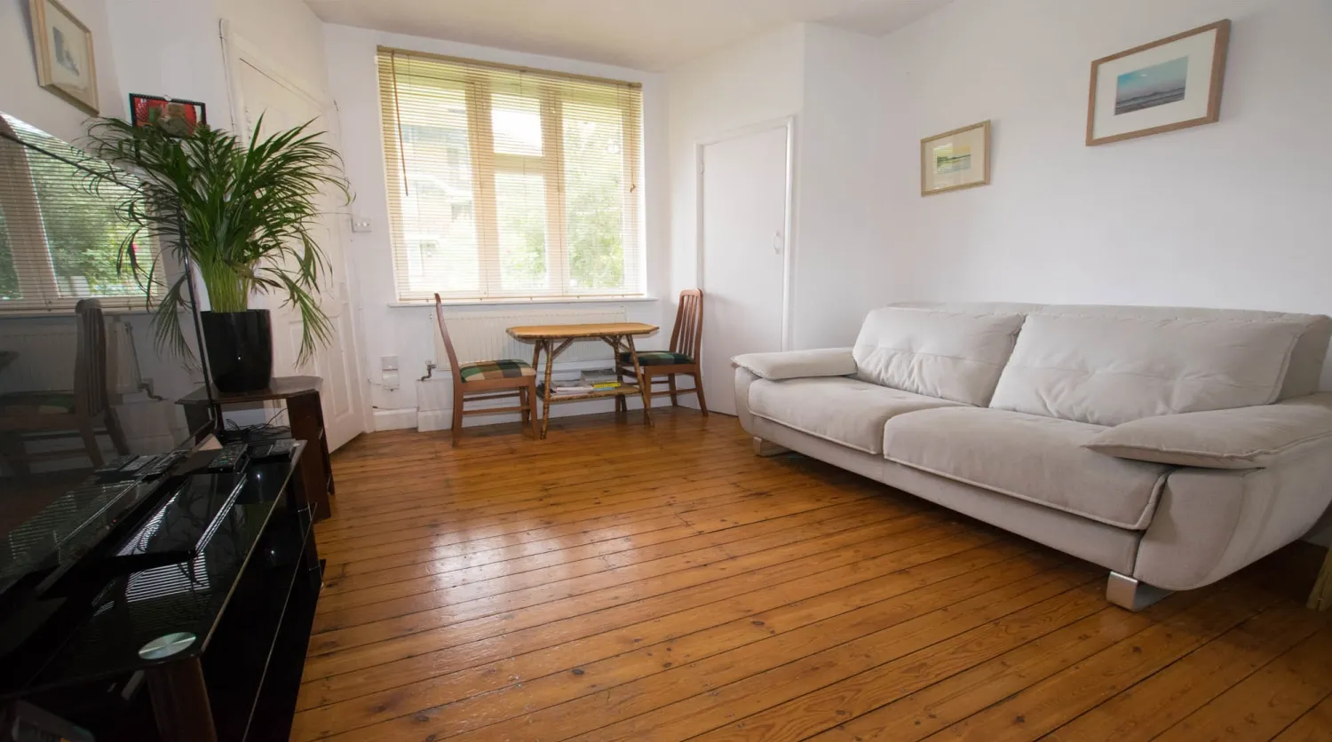 Flat Elm Park in Greater London