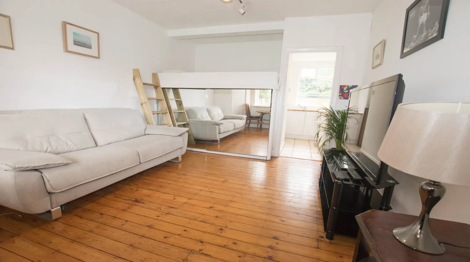 Flat Elm Park in Greater London