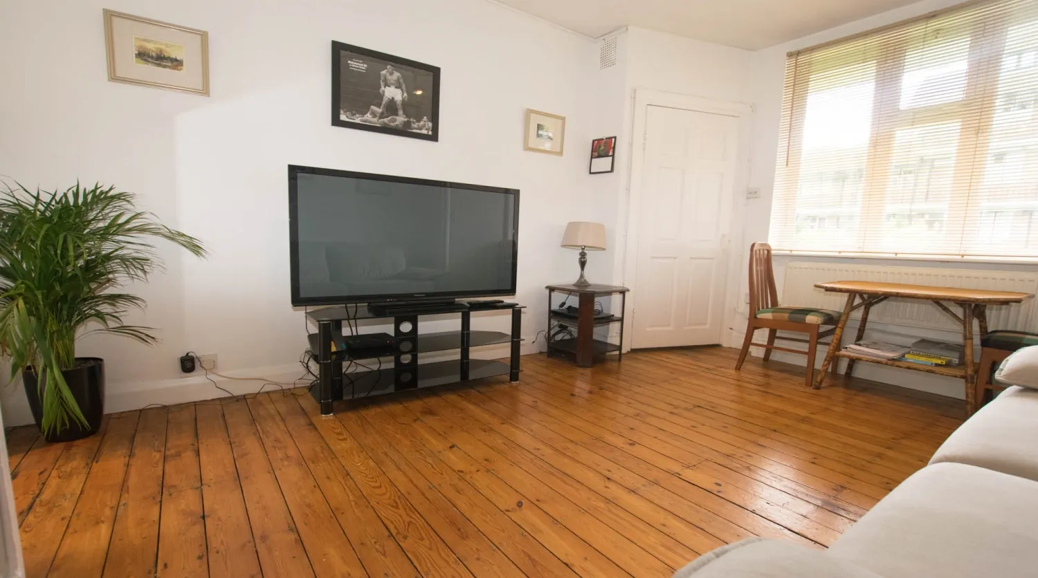 Flat Elm Park in Greater London