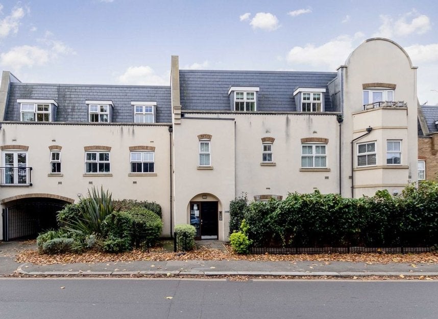Flat Acton Lane in Greater London