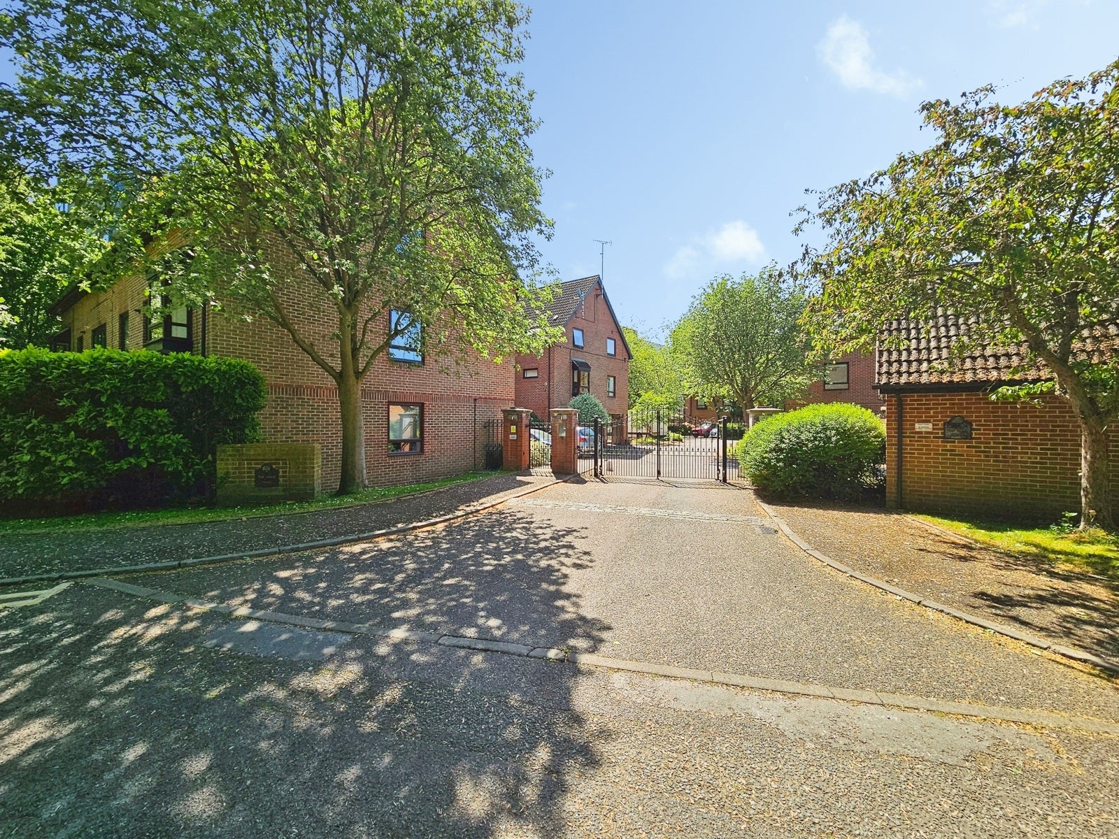 Flat The Oaks in Borough of Spelthorne