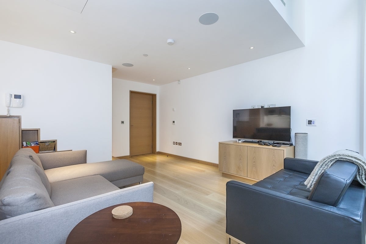 Flat Clink Street in Greater London