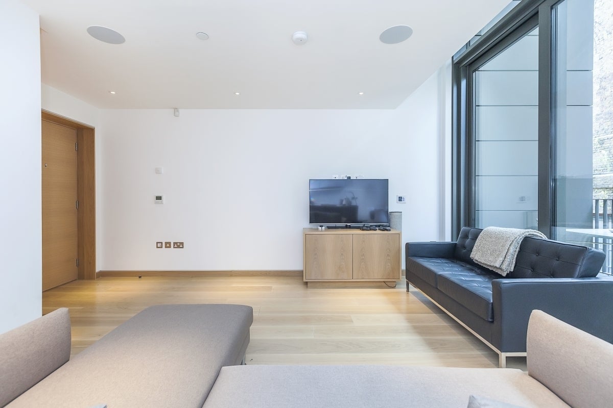 Flat Clink Street in Greater London