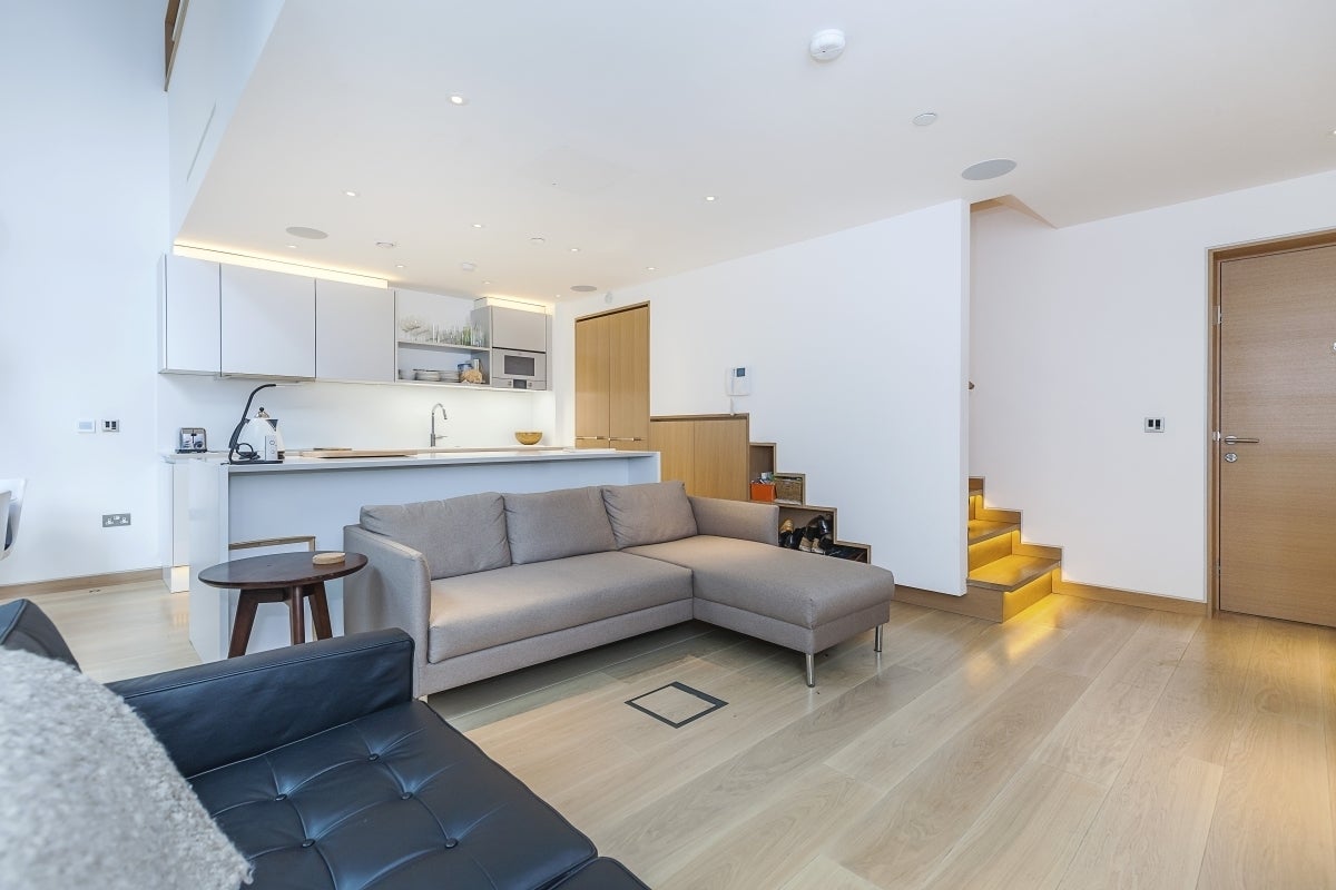 Flat Clink Street in Greater London