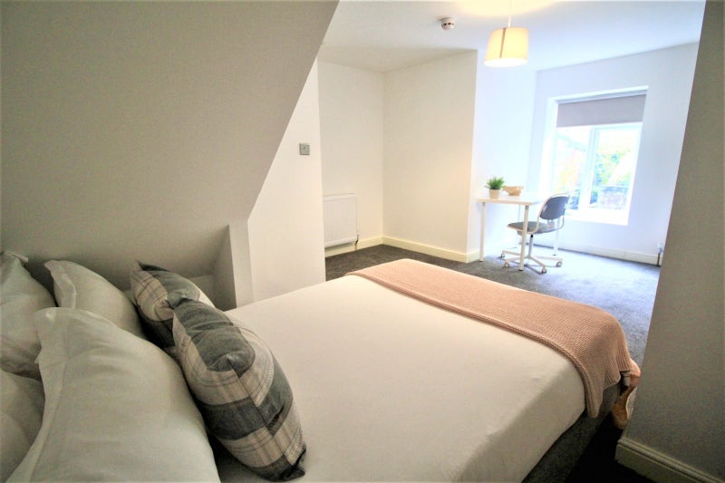 Room Kelso Road in Leeds
