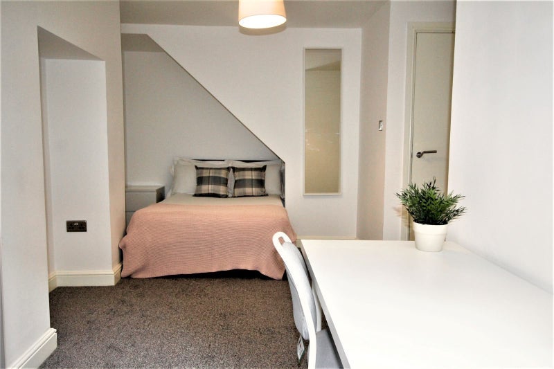 Room Kelso Road in Leeds
