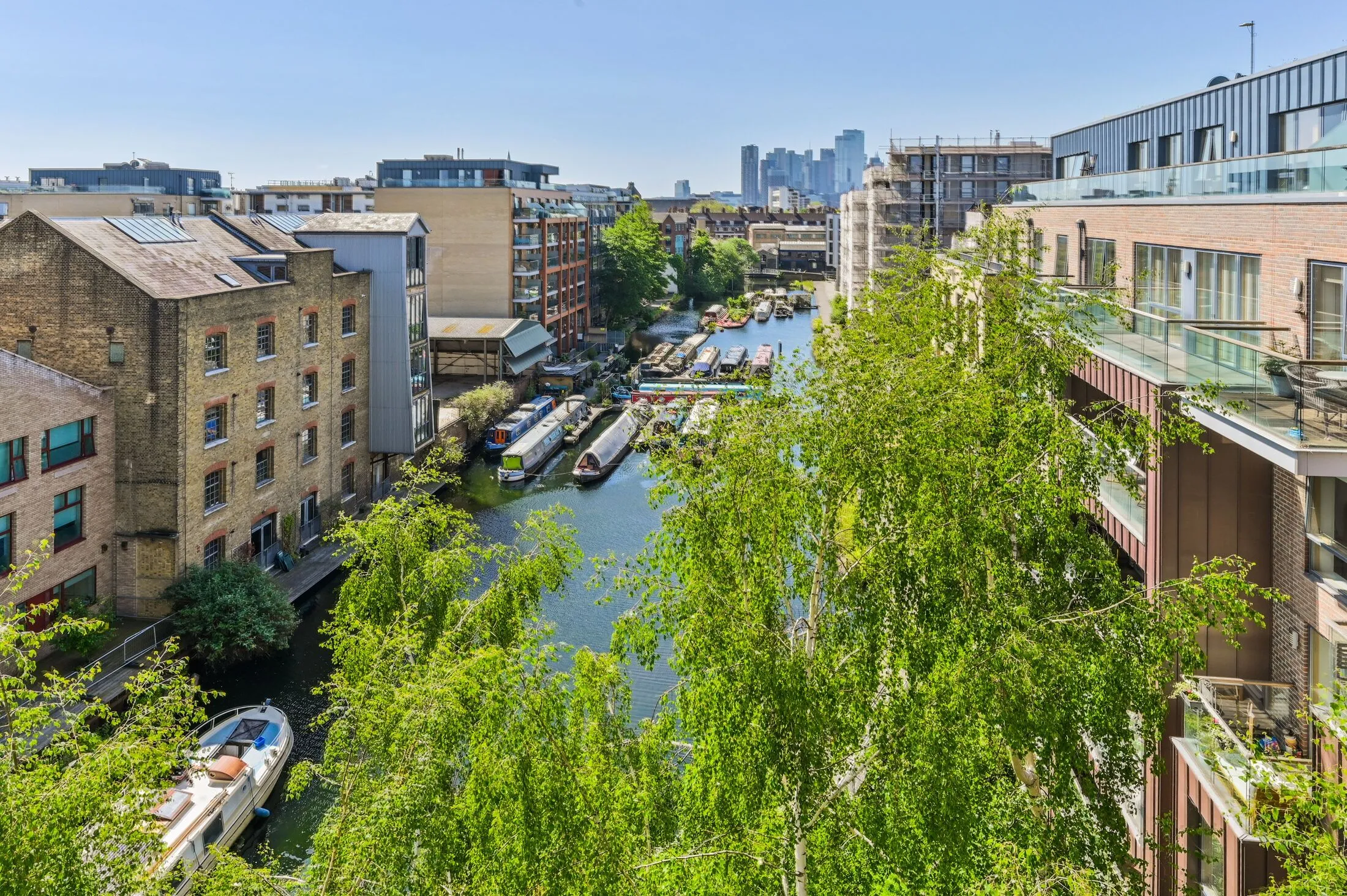 Flat Downham Road in Greater London