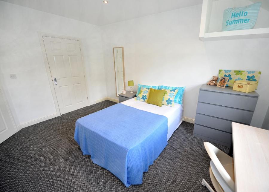 Flat Hadfield Close in Manchester