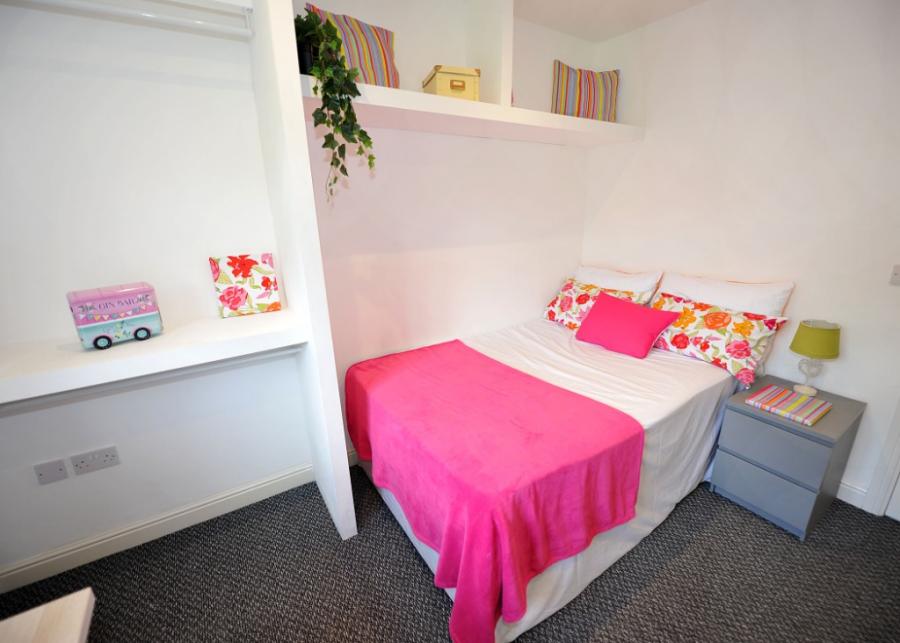 Flat Hadfield Close in Manchester