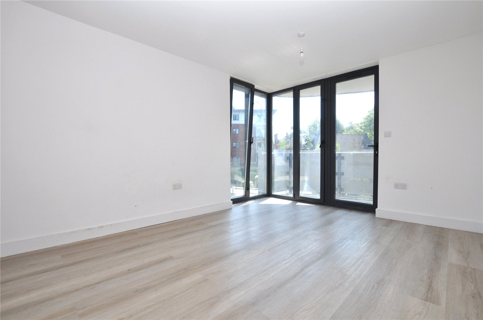 Flat Farnborough Road in Rushmoor