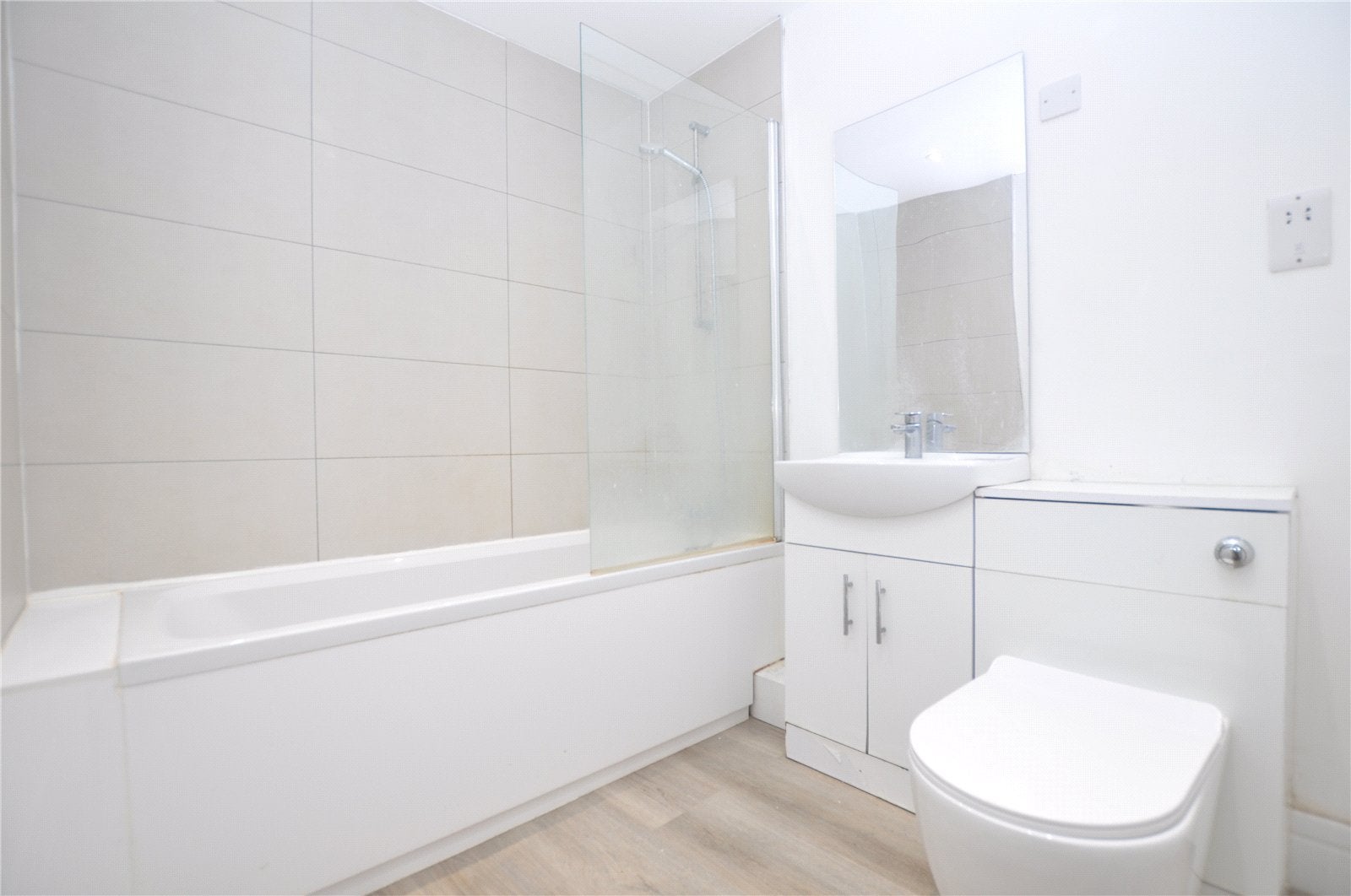 Flat Farnborough Road in Rushmoor