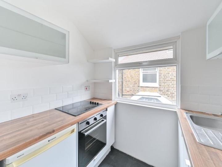Flat Cheltenham Road in Greater London
