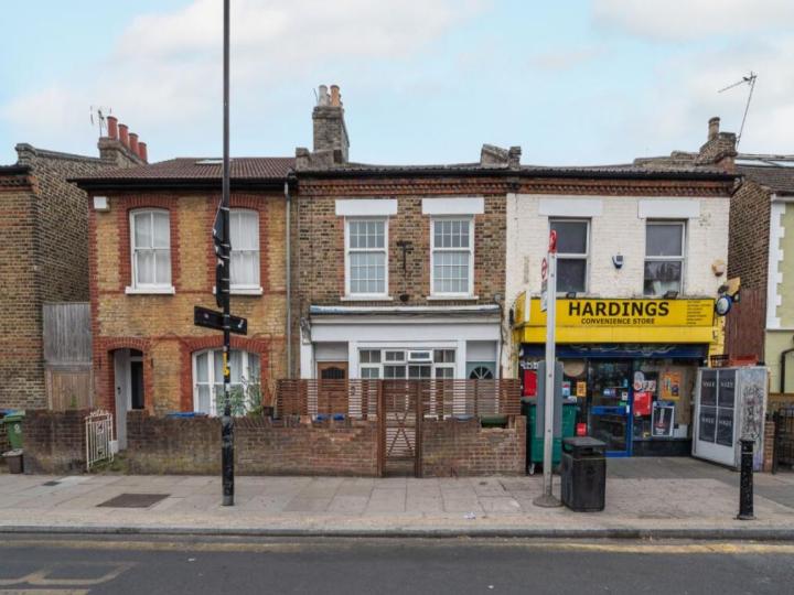 Flat Cheltenham Road in Greater London