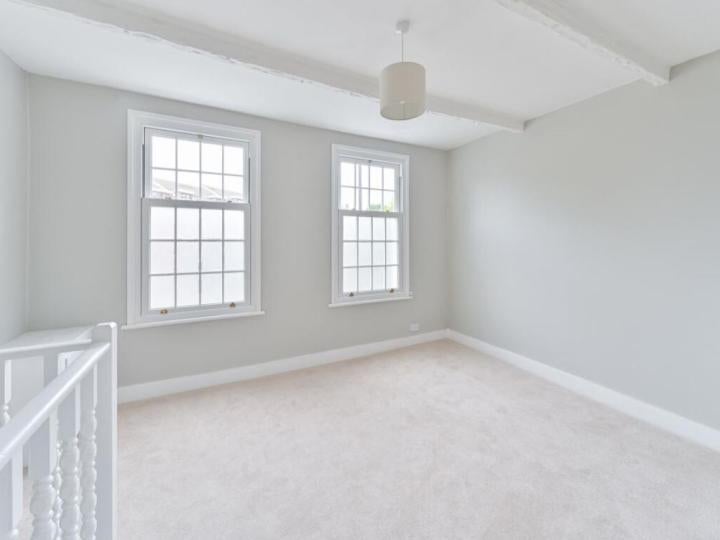 Flat Cheltenham Road in Greater London