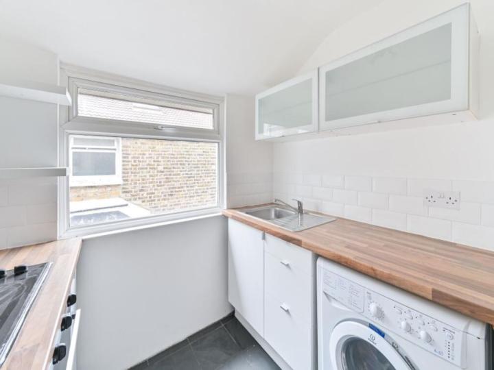 Flat Cheltenham Road in Greater London
