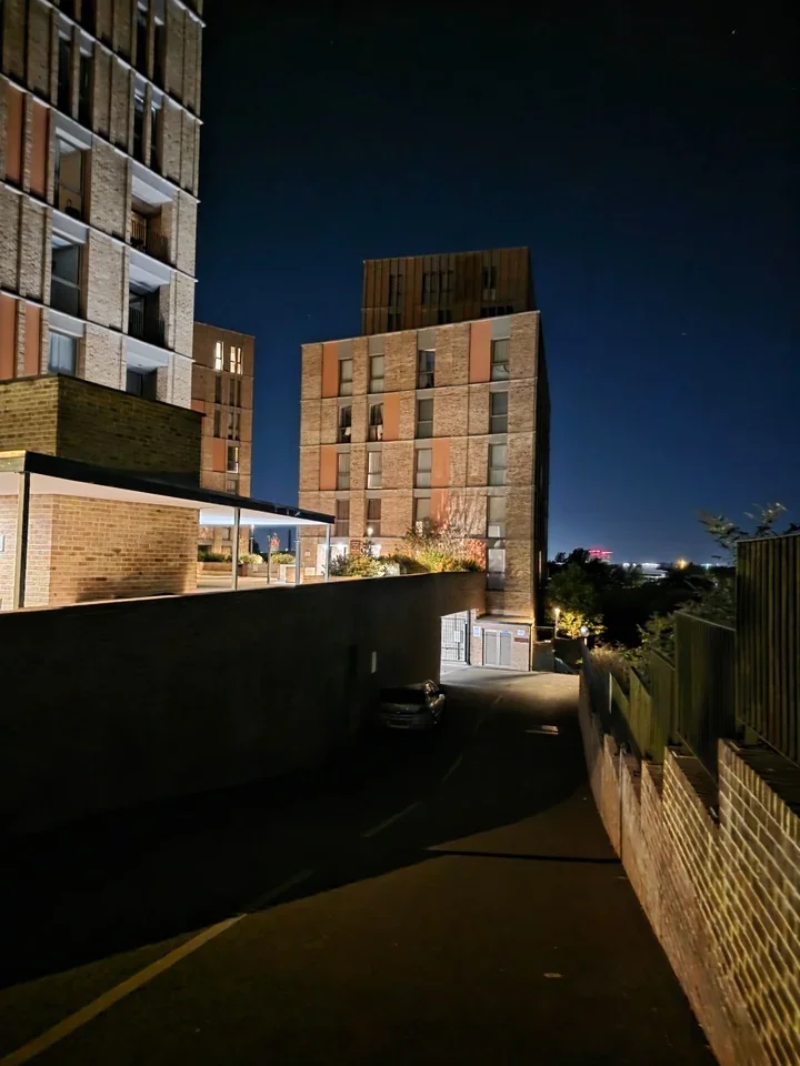 Room Dudden Hill Lane in Greater London