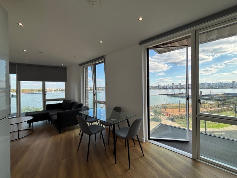 Room Wallis Walk in Greater London