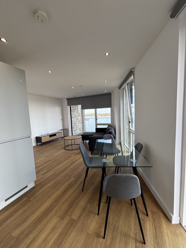 Room Wallis Walk in Greater London
