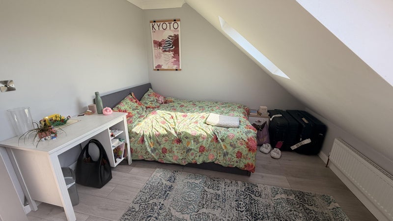 Room Ernald Avenue in Greater London