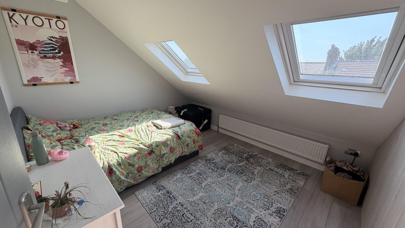 Room Ernald Avenue in Greater London