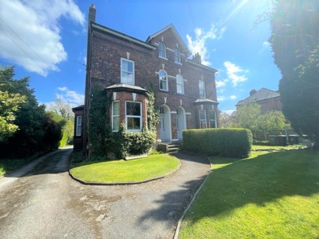 Flat Northenden Road in Trafford