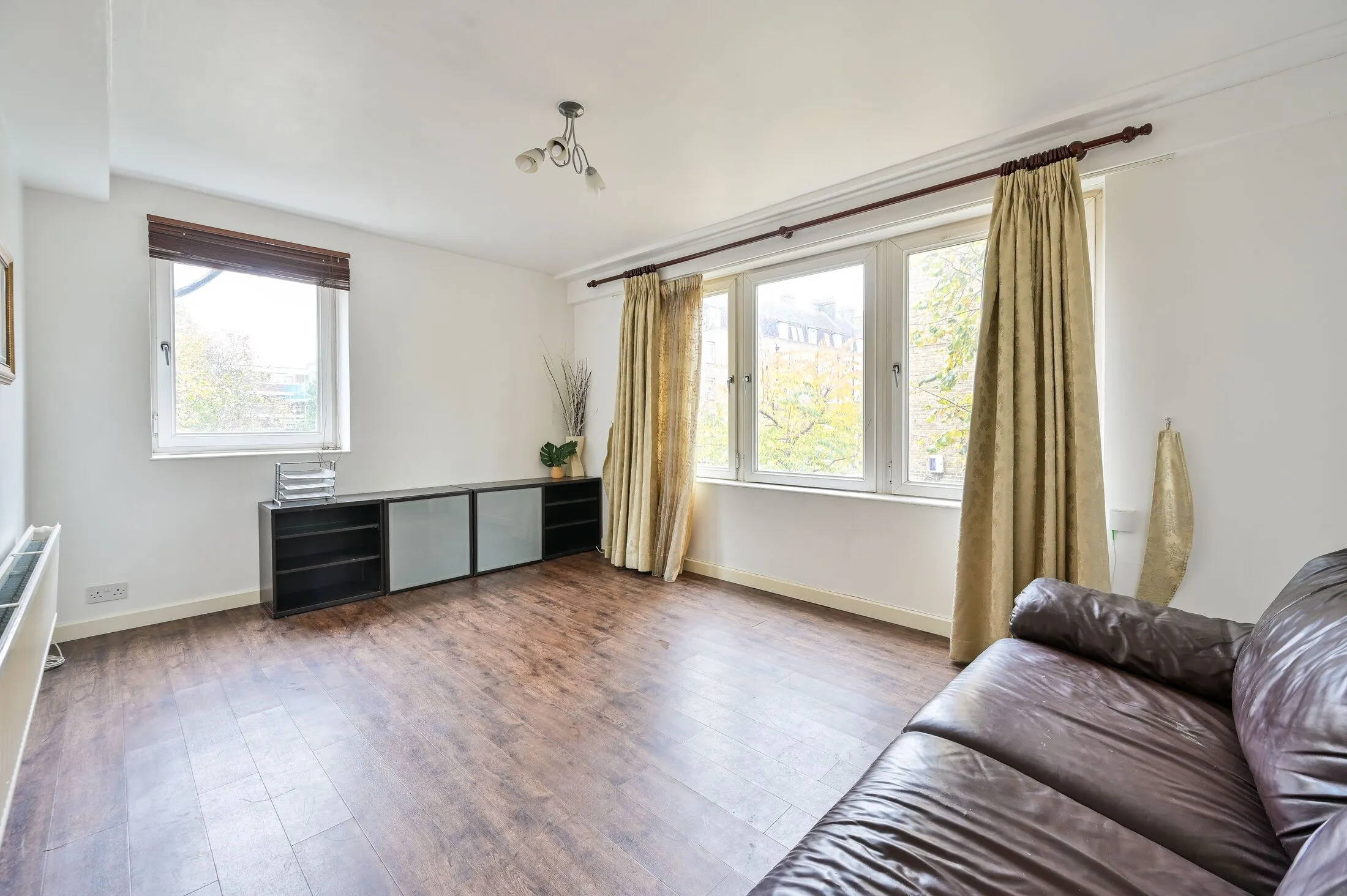 Flat Kinglake Street in Greater London