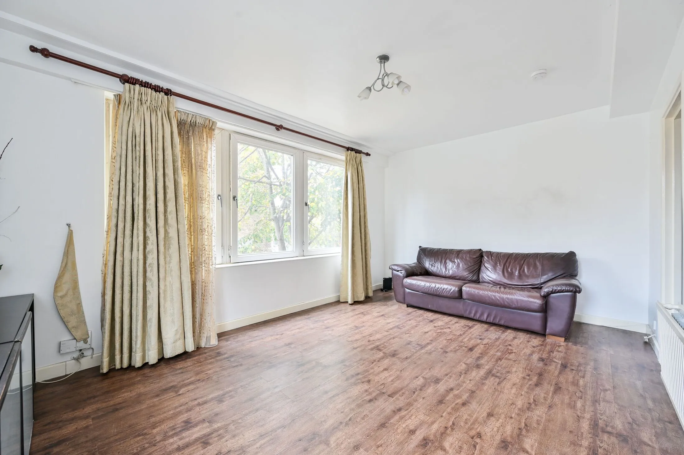 Flat Kinglake Street in Greater London