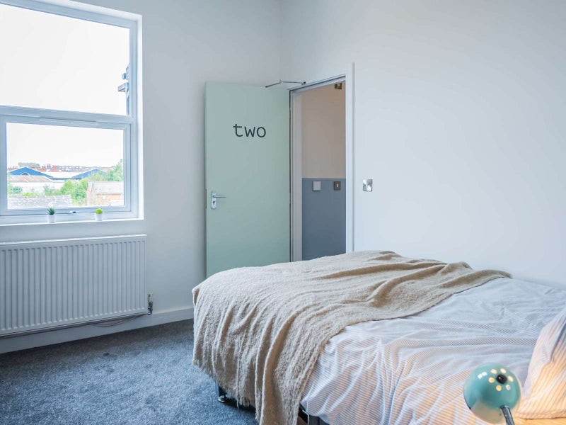 Room Dodworth Road in Barnsley