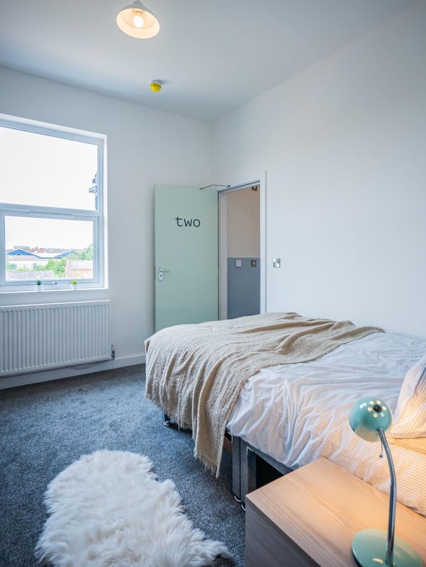 Room Dodworth Road in Barnsley