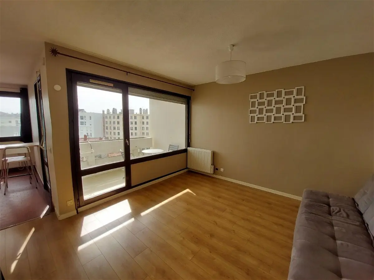 Flat Rue Georges Courteline in Villeurbanne