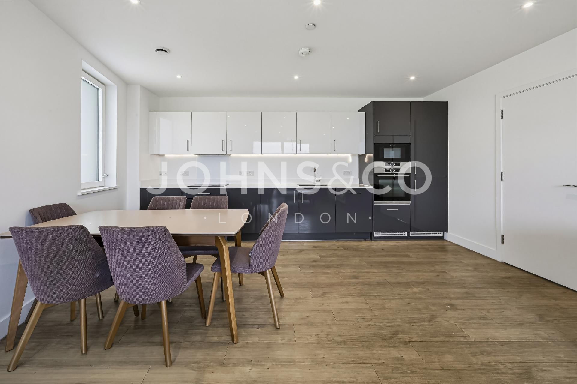 Flat Beck Square in Greater London