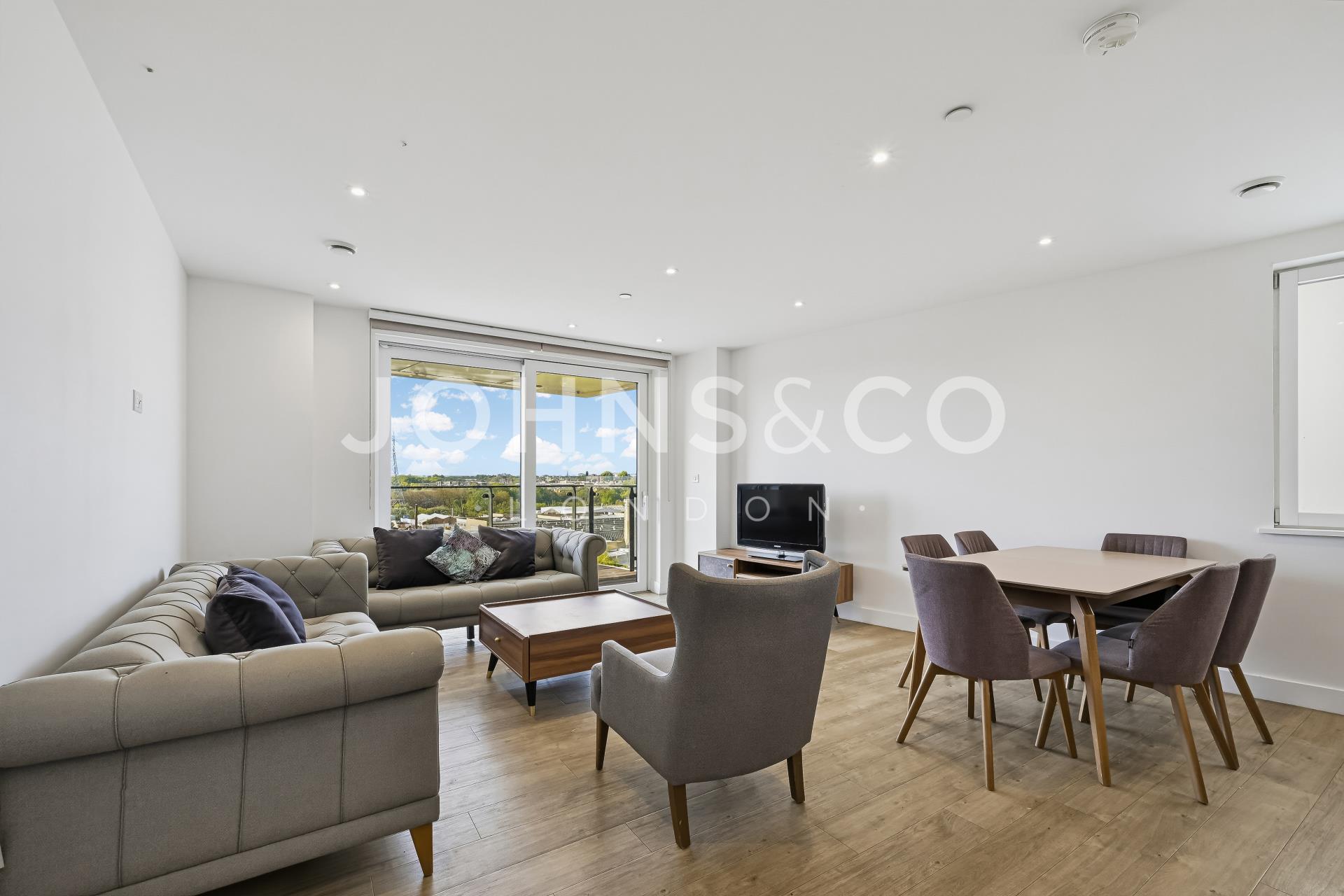 Flat Beck Square in Greater London