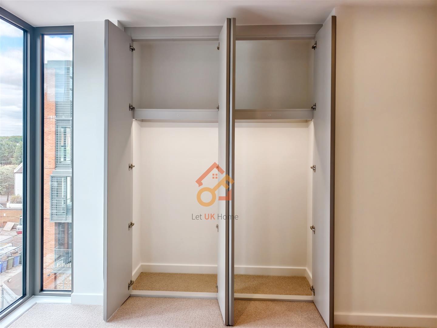 Flat Carnwath Road in Greater London