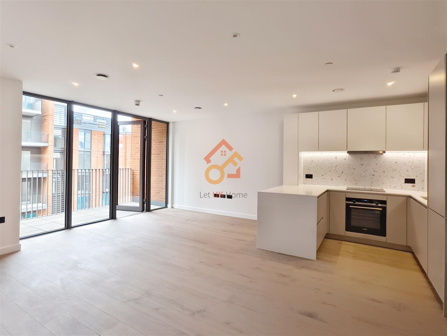 Flat Carnwath Road in Greater London