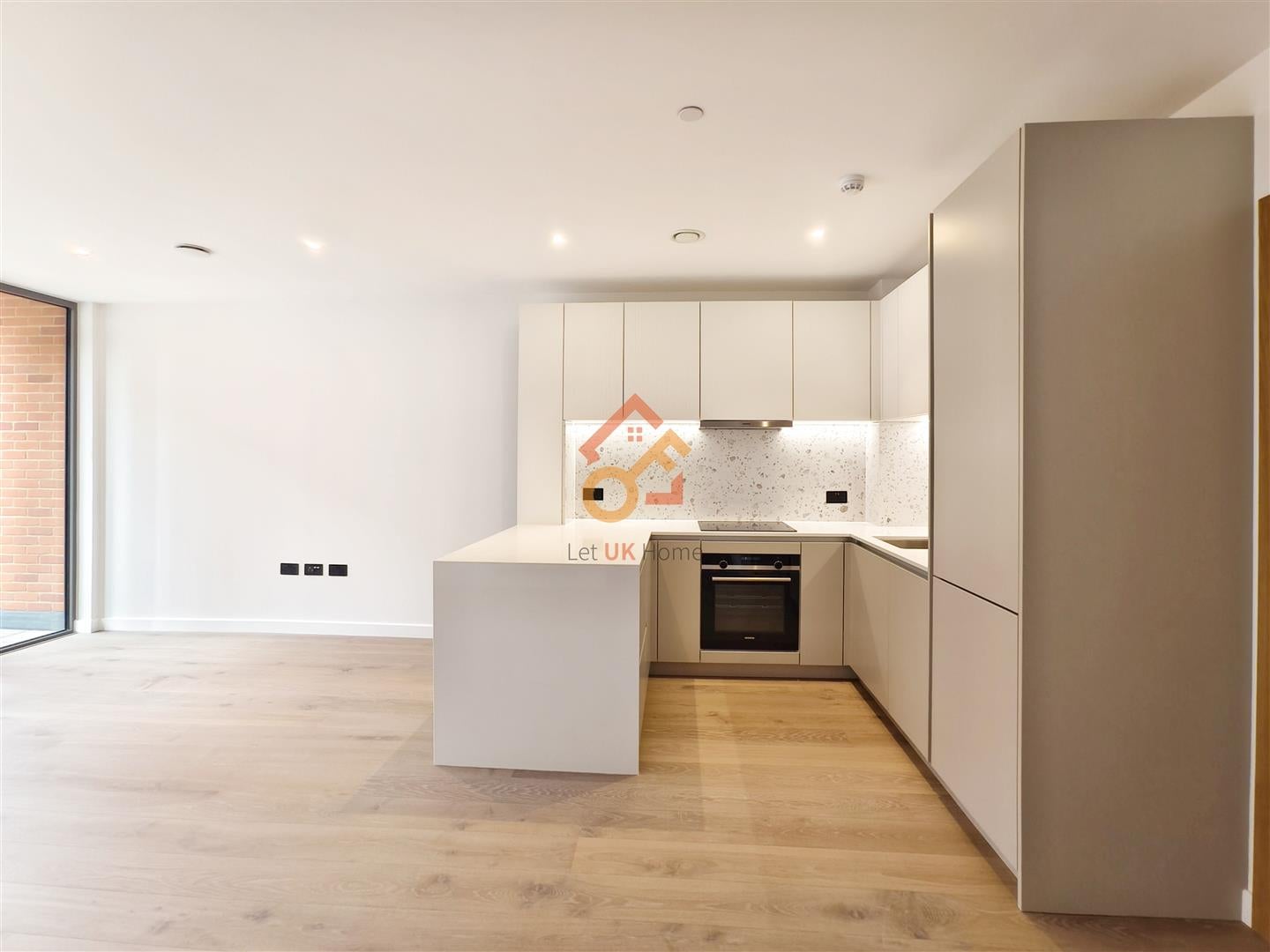 Flat Carnwath Road in Greater London
