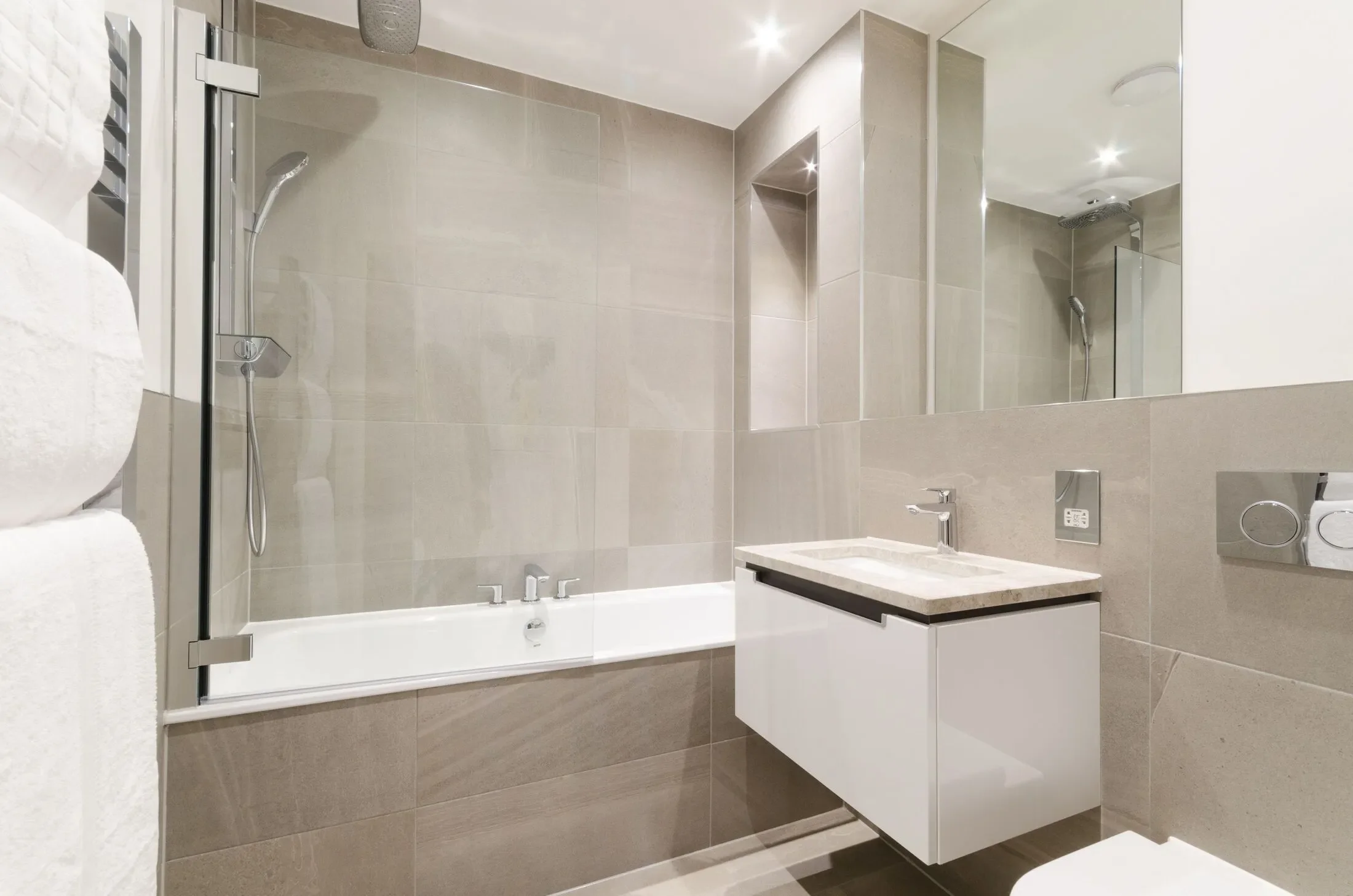 Flat Crabtree Lane in Greater London
