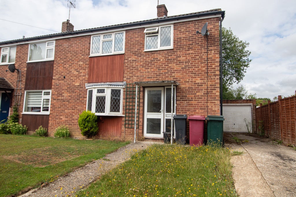 House Walmer Close in Reading