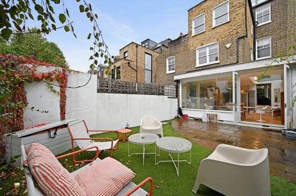 House Melrose Gardens in Greater London