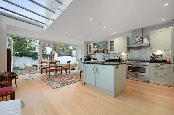 House Melrose Gardens in Greater London