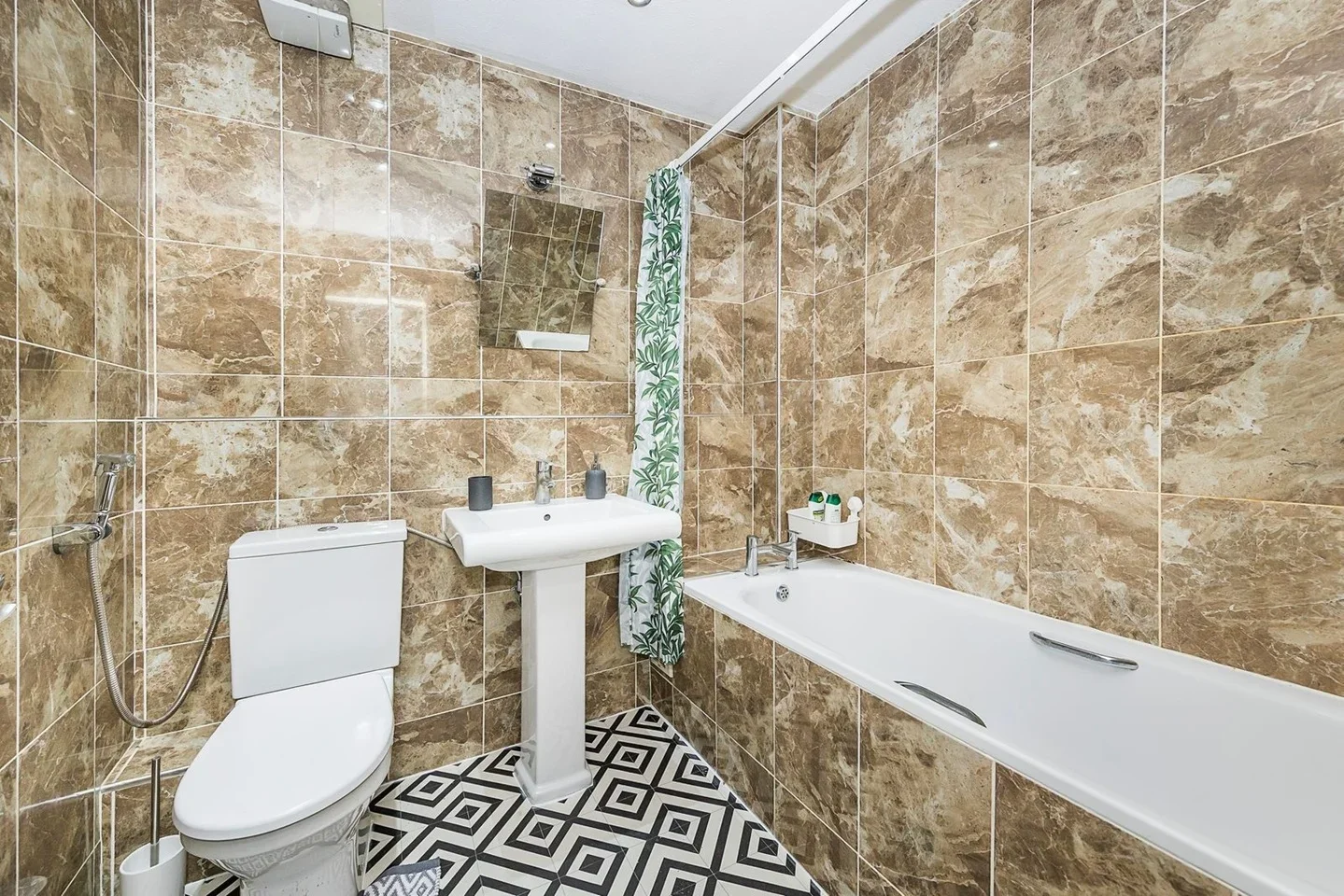 Room Fakruddin Street in Greater London