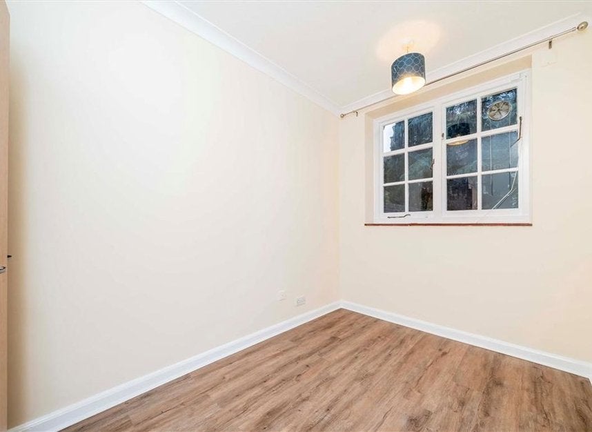 Flat Kennington Road in Greater London