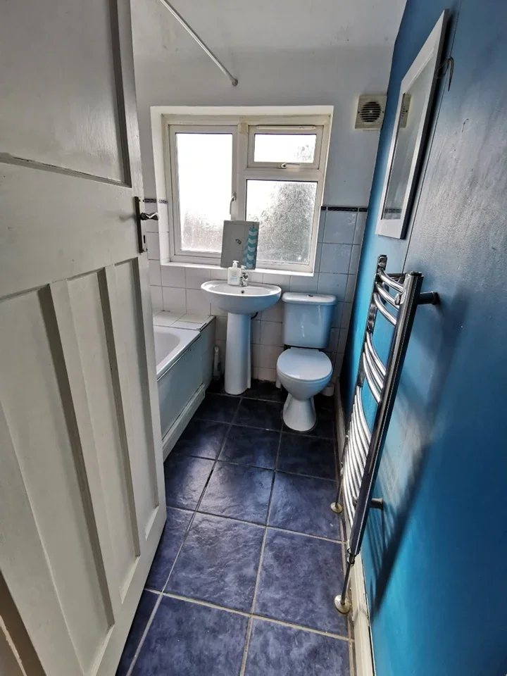 Room Stormount Drive in Greater London