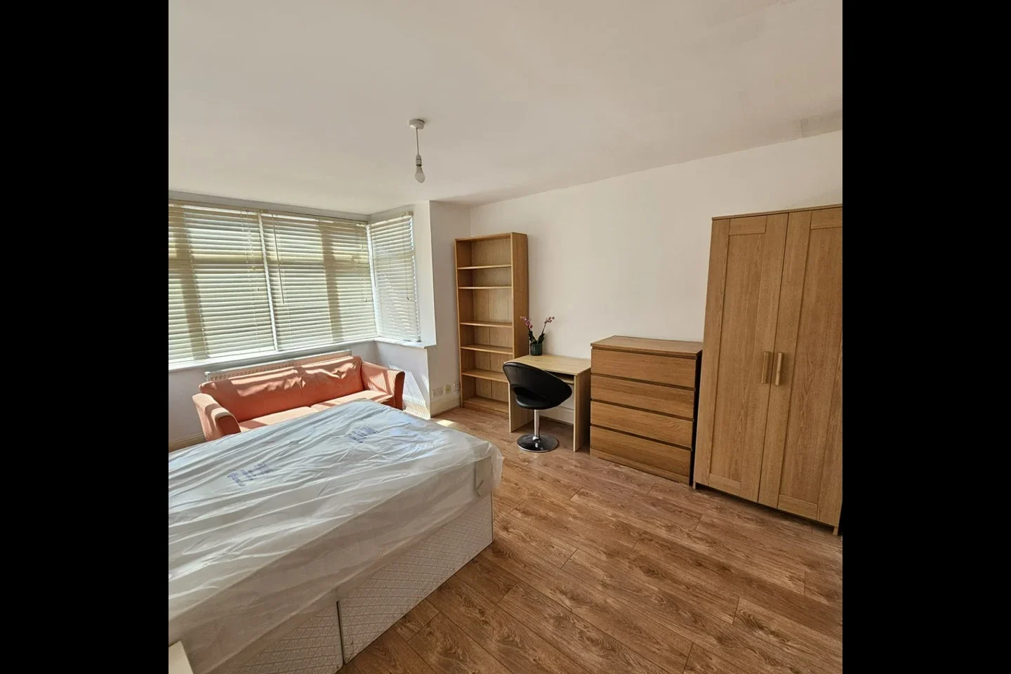 Flat Highfield Avenue in Greater London