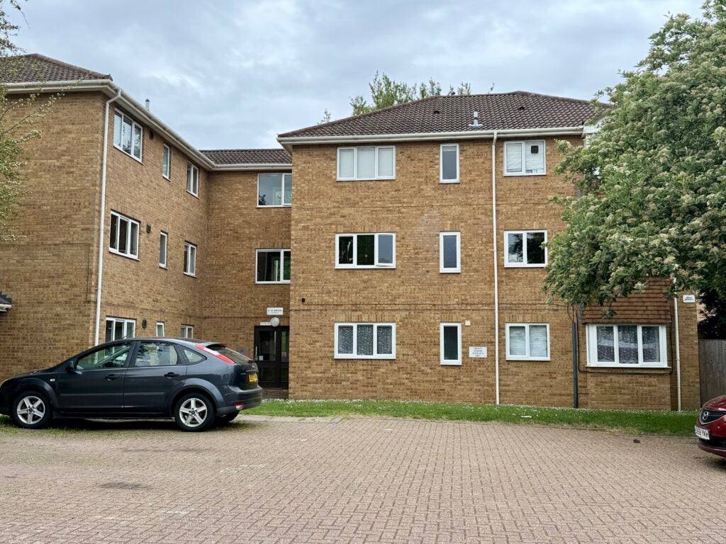 Flat Bond Road in Rainham