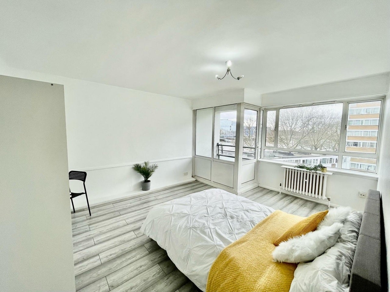 Room Churchill Gardens Road in City of Westminster