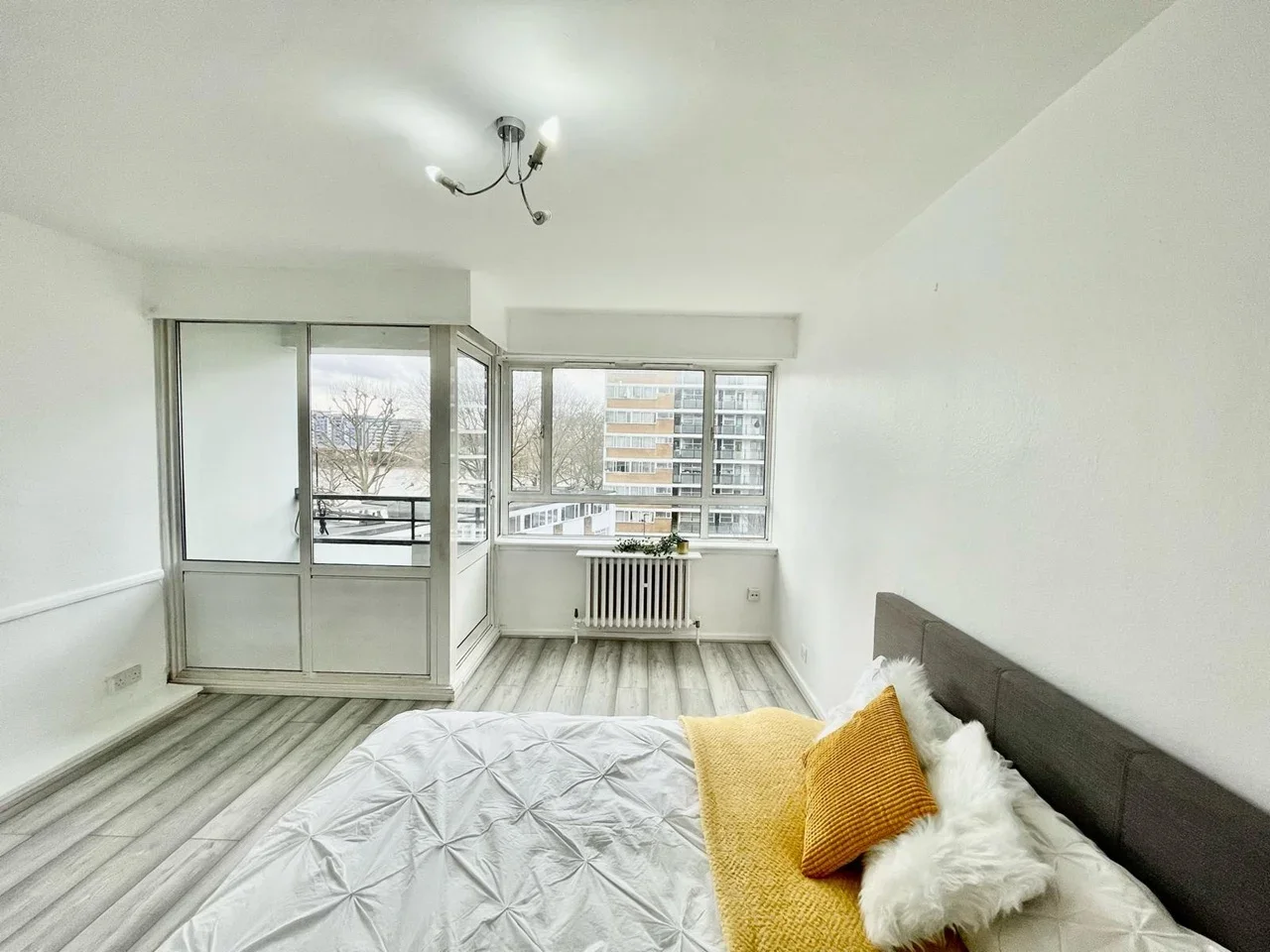 Room Churchill Gardens Road in City of Westminster