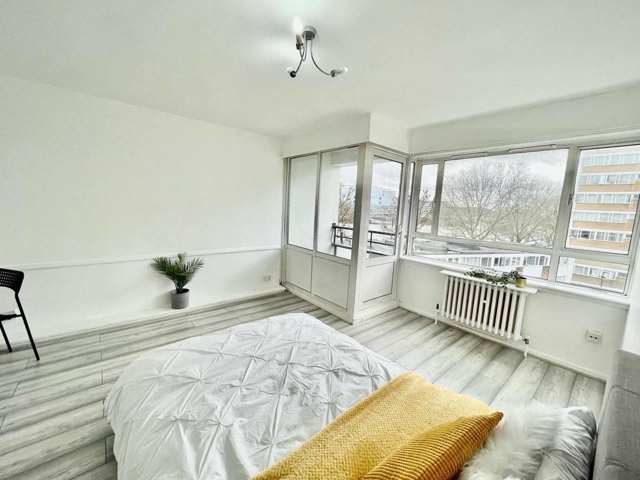 Room Churchill Gardens Road in City of Westminster