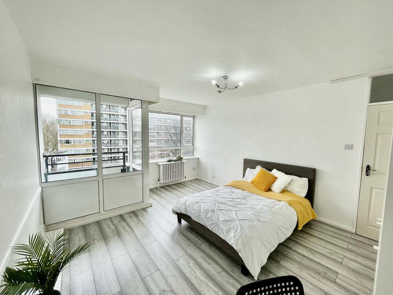 Room Churchill Gardens Road in City of Westminster
