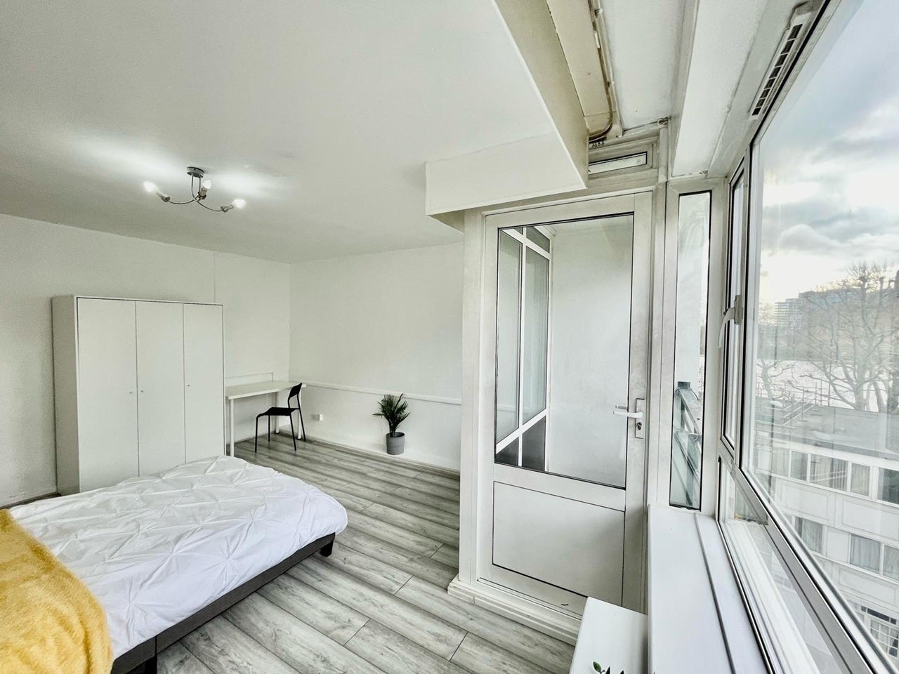 Room Churchill Gardens Road in City of Westminster